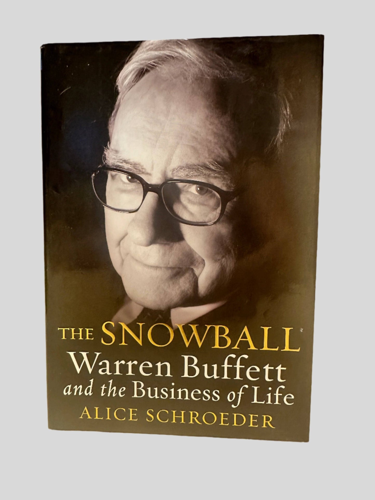 The Snowball: Warren Buffett and the Business of Life by Alice Schroeder - Front Cover