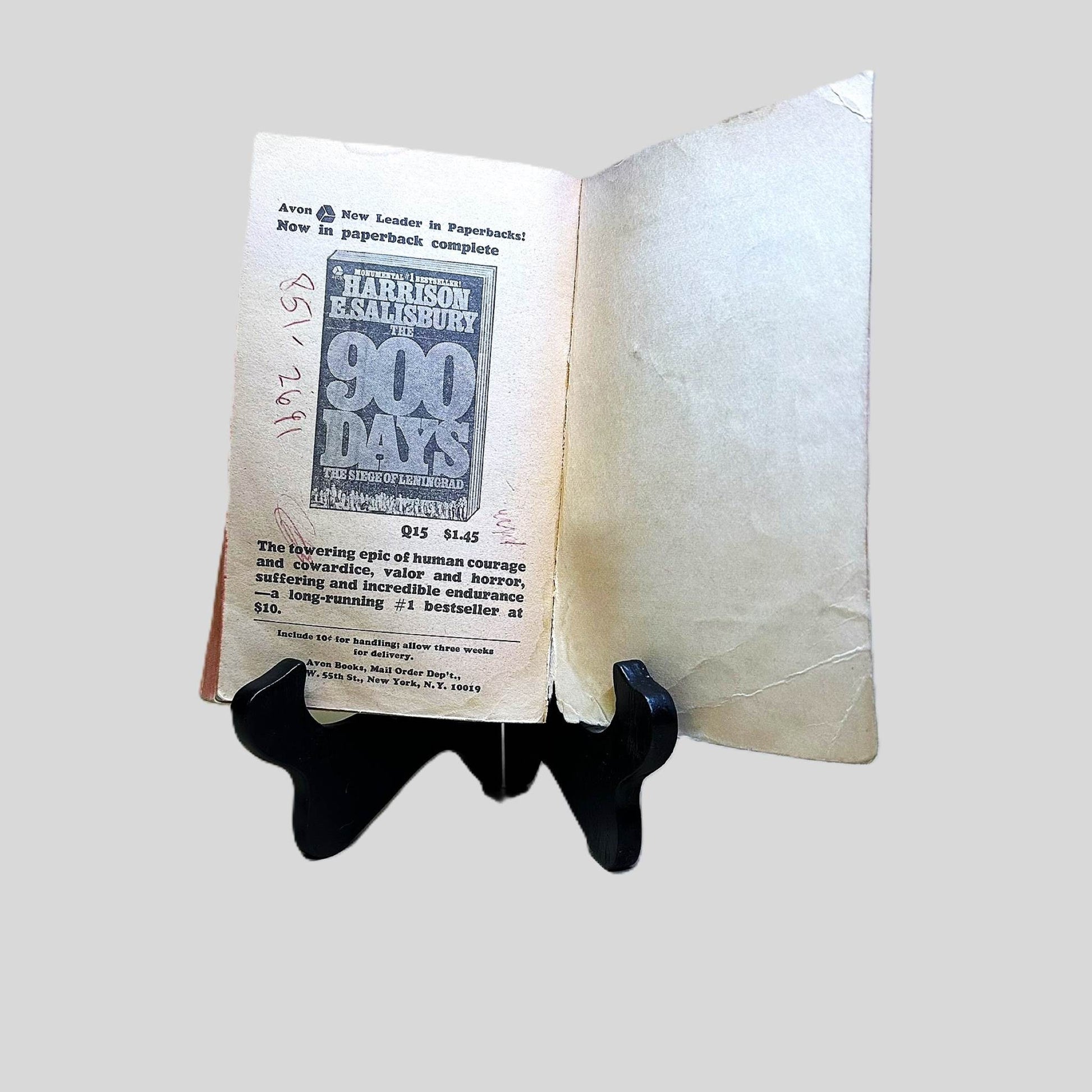 Internal advertising page in a collectible Studs Terkel volume, promoting Harrison Salisbury's 'The 900 Days'. The screen captures the authentic vintage aging and visible tanning of this 1970s printing, identifying it as part of the Avon Books library. The layout includes a vintage mail-order form and publisher code Q15, providing a fascinating look at mass-market publishing history.