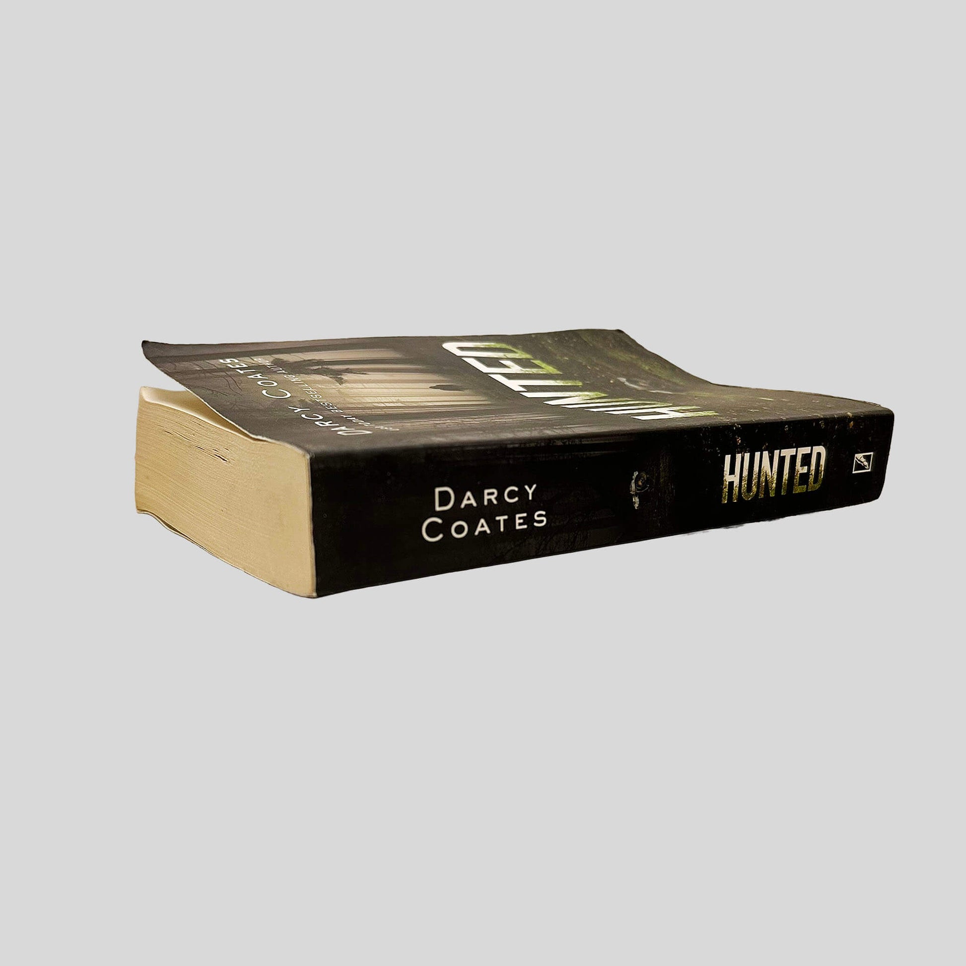 Hunted by Darcy Coates - Spine - Fehmerling Books